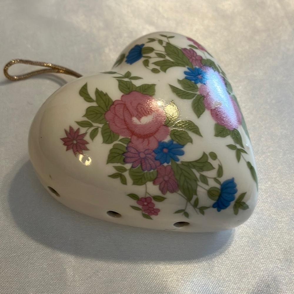 Floral Heart-Shaped Pomander Ornament Ceramic Pink Green White Feminine‎ Decor